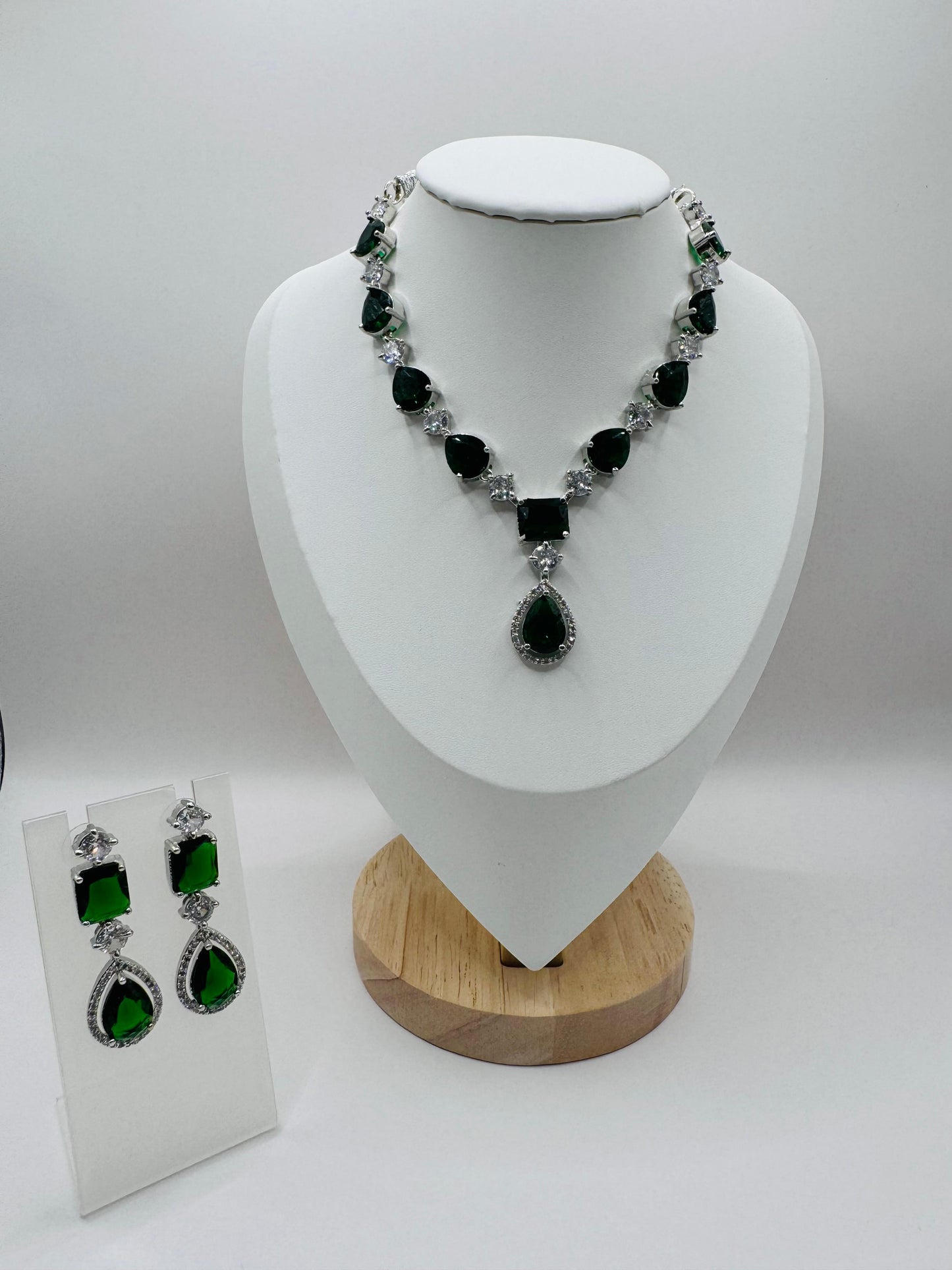 Dark Green Royal Premium Jewelry – Elegant High-Quality Statement Piece