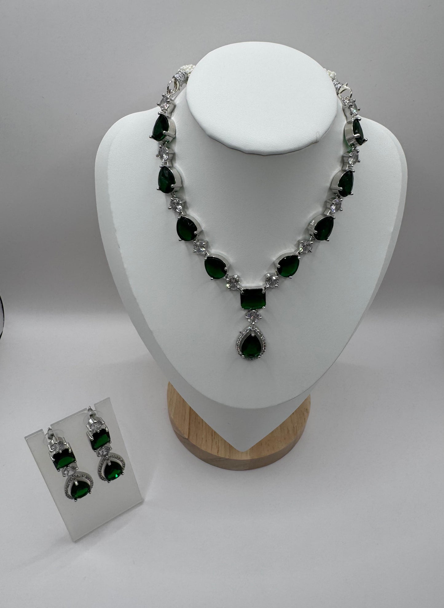 Dark Green Royal Premium Jewelry – Elegant High-Quality Statement Piece