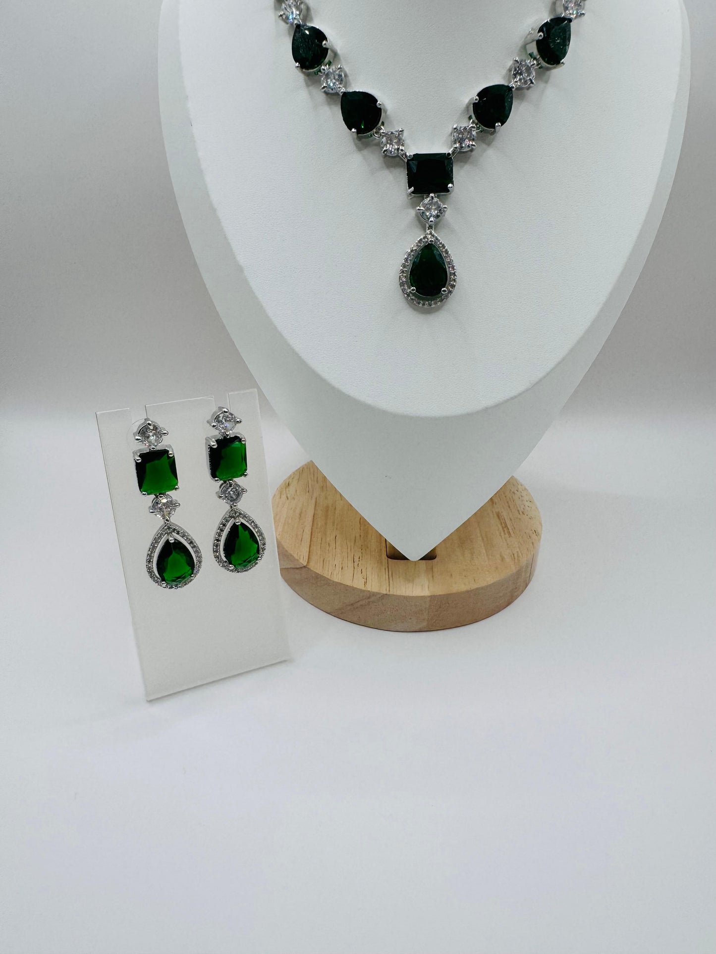 Dark Green Royal Premium Jewelry – Elegant High-Quality Statement Piece