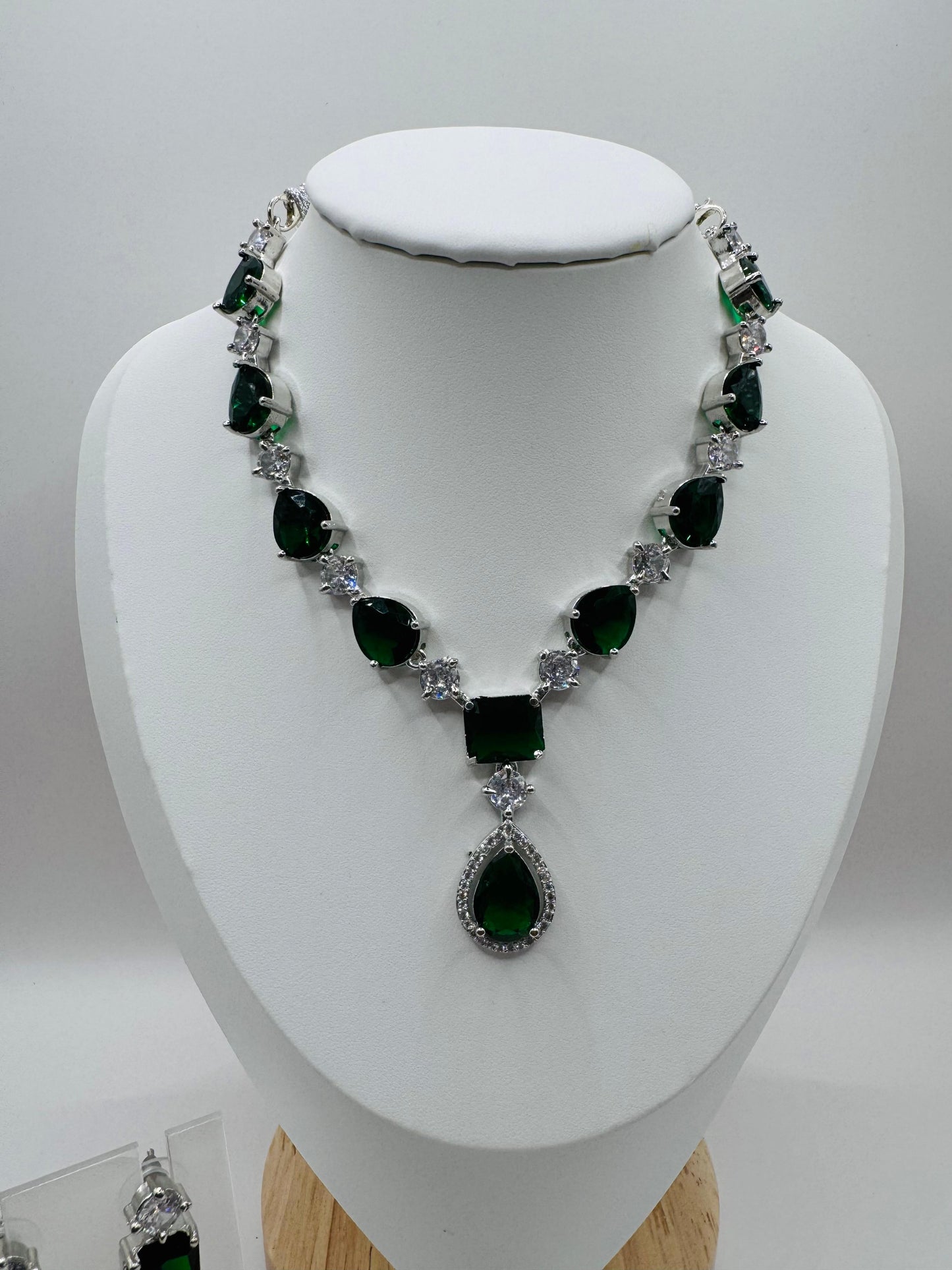 Dark Green Royal Premium Jewelry – Elegant High-Quality Statement Piece